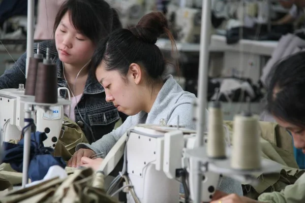 Lavoratori Stanno Fabbricando Vestiti Una Fabbrica Nantong Provincia Orientale Del — Foto Stock