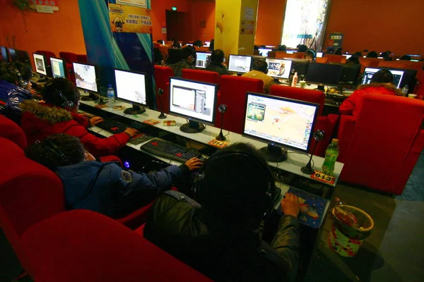 Kínai Internet Felhasználók Játszanak Online Játékok Egy Internet Kávézó Fuyang — Stock Fotó