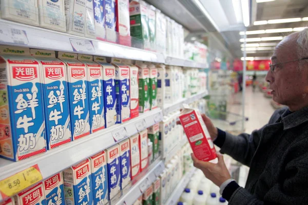 Клієнт Купує Яскраві Молочні Продукти Супермаркеті Шанхаї Китай 2009 — стокове фото