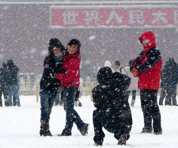 Китайские Туристы Фотографируются Снегу Площади Тяньаньмэнь Пекине Китай Воскресенье Января — стоковое фото