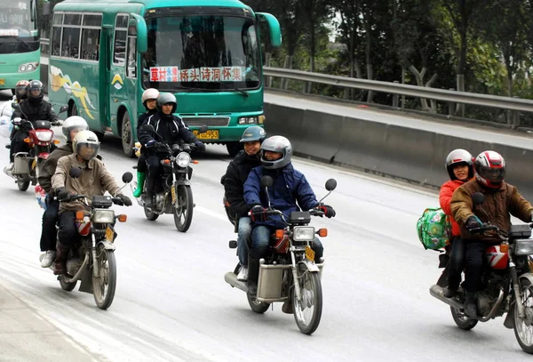 Trabajadores Migrantes Chinos Montan Motocicletas Para Regresar Casa Para Festival — Foto de Stock