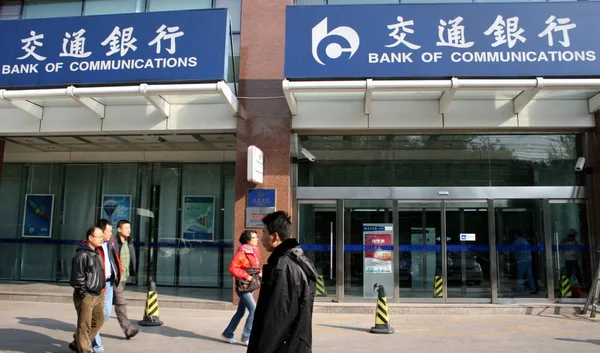 Residentes Chinos Pasan Por Una Sucursal Del Banco Comunicaciones Bocom —  Fotos de Stock
