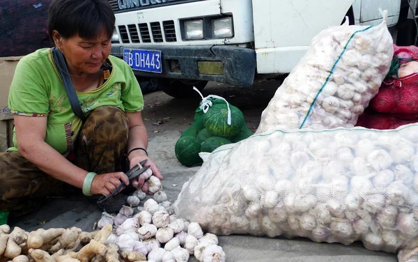 Uma Mulher Chinesa Corta Hastes Alho Mercado Atacadista Dalian Nordeste — Fotografia de Stock