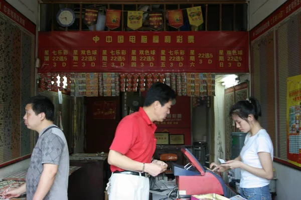 File Residentes Locais Comprar Bilhetes Loteria Uma Cabine China Welfare — Fotografia de Stock