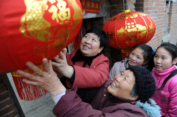 Kínai Falusiak Hang Piros Lámpások Hogy Megünnepeljék Közelgő Tavaszi Fesztivál — Stock Fotó