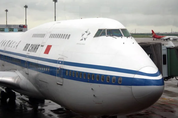 Ένα Αεροπλάνο Της Air China Θεωρείται Σταθμευμένο Στο Διεθνές Αεροδρόμιο — Φωτογραφία Αρχείου