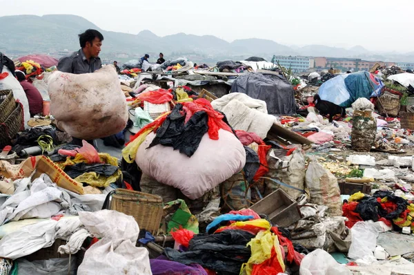 Chinesische Junker Durchsuchen Müll Nach Nützlichen Produkten Auf Einer Mülldeponie — Stockfoto