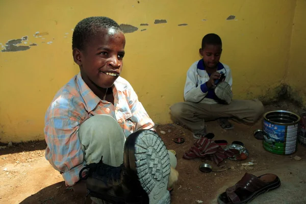 Somali Children Polish Shoes Garowe Puntland State Somalia January 2009 — Stock Photo, Image