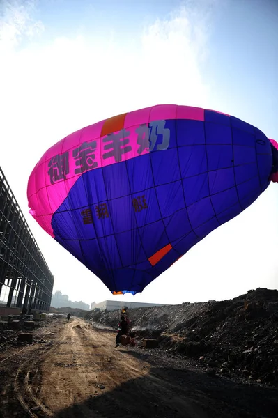 Dirigible Hecho Por Lei Xiang Aterriza Junto Sitio Construcción Changsha —  Fotos de Stock