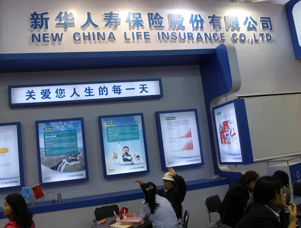 2011年11月5日 在中国北京举行的一个展览会上 参观者在新中国人寿保险的展台上被看到 — 图库照片