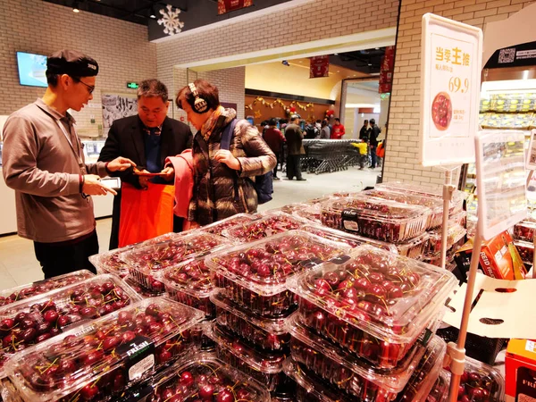 Clientes Compran Cerezas Chilenas Supermercado Ciudad Guangzhou Provincia Guangdong Sur — Foto de Stock
