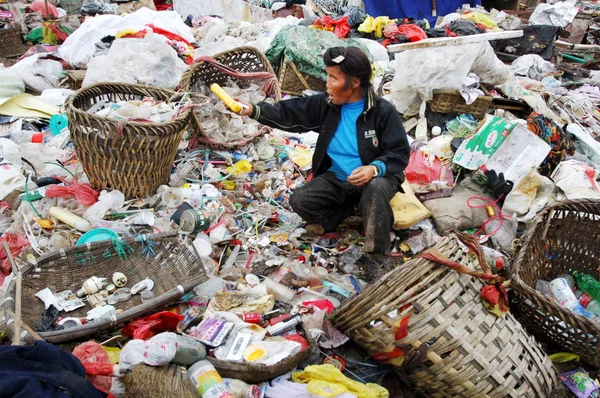 Eine Chinesin Sucht Müll Nach Nützlichen Produkten Auf Einer Mülldeponie — Stockfoto