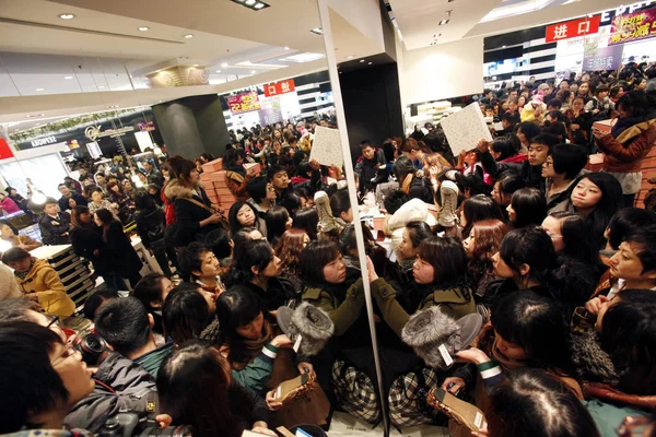 Tłum Chińskich Klientów Kupić Buty Sprzedaż Centrum Handlowym Szanghaju Chiny — Zdjęcie stockowe