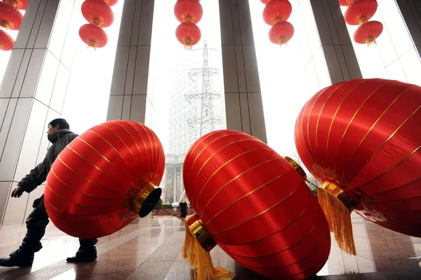 Trabalhador Chinês Puxa Uma Série Lanternas Vermelhas Para Pendurá Las — Fotografia de Stock