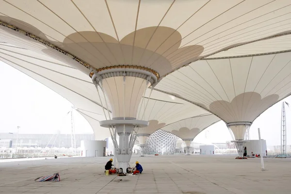 Китайские Строители Красят Трубы Кабельно Мембранных Конструкций Площадке Expo Axis — стоковое фото