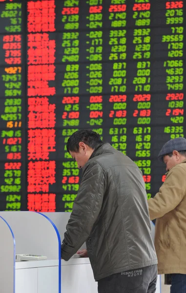 Chinese Investeerders Kijken Aandelenkoersen Groen Voor Prijs Daalt Een Voorraad — Stockfoto