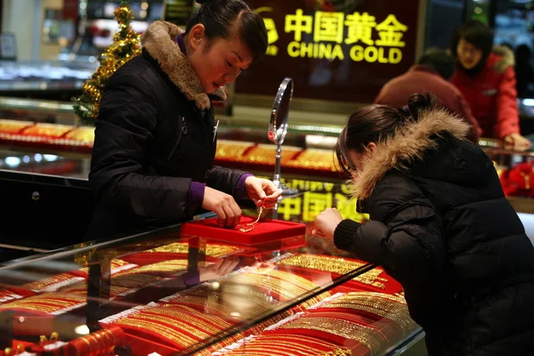 Taizhou Bir Mağazada Altın Takılar Için Bir Müşteri Mağazaları Doğu — Stok fotoğraf