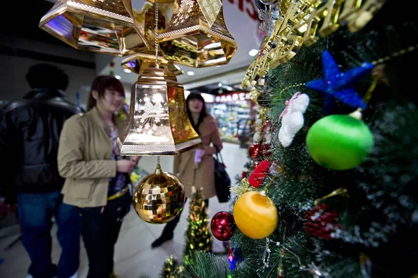 Kunden Kaufen Weihnachtsdekoration Auf Einem Warenmarkt Peking China Dezember 2011 — Stockfoto