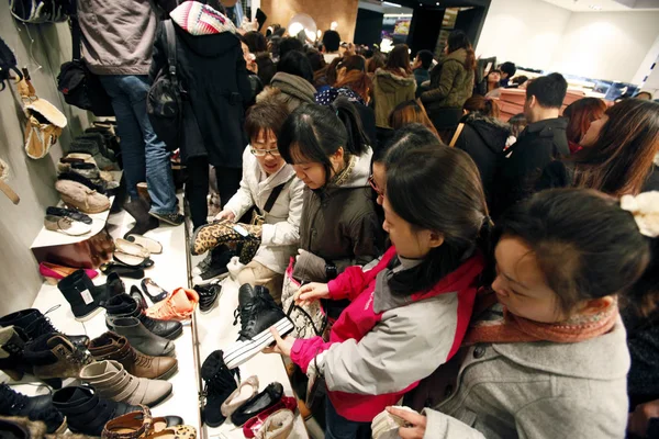 Chińskich Klientów Kupić Buty Sprzedaż Centrum Handlowym Szanghaju Chiny Grudzień — Zdjęcie stockowe