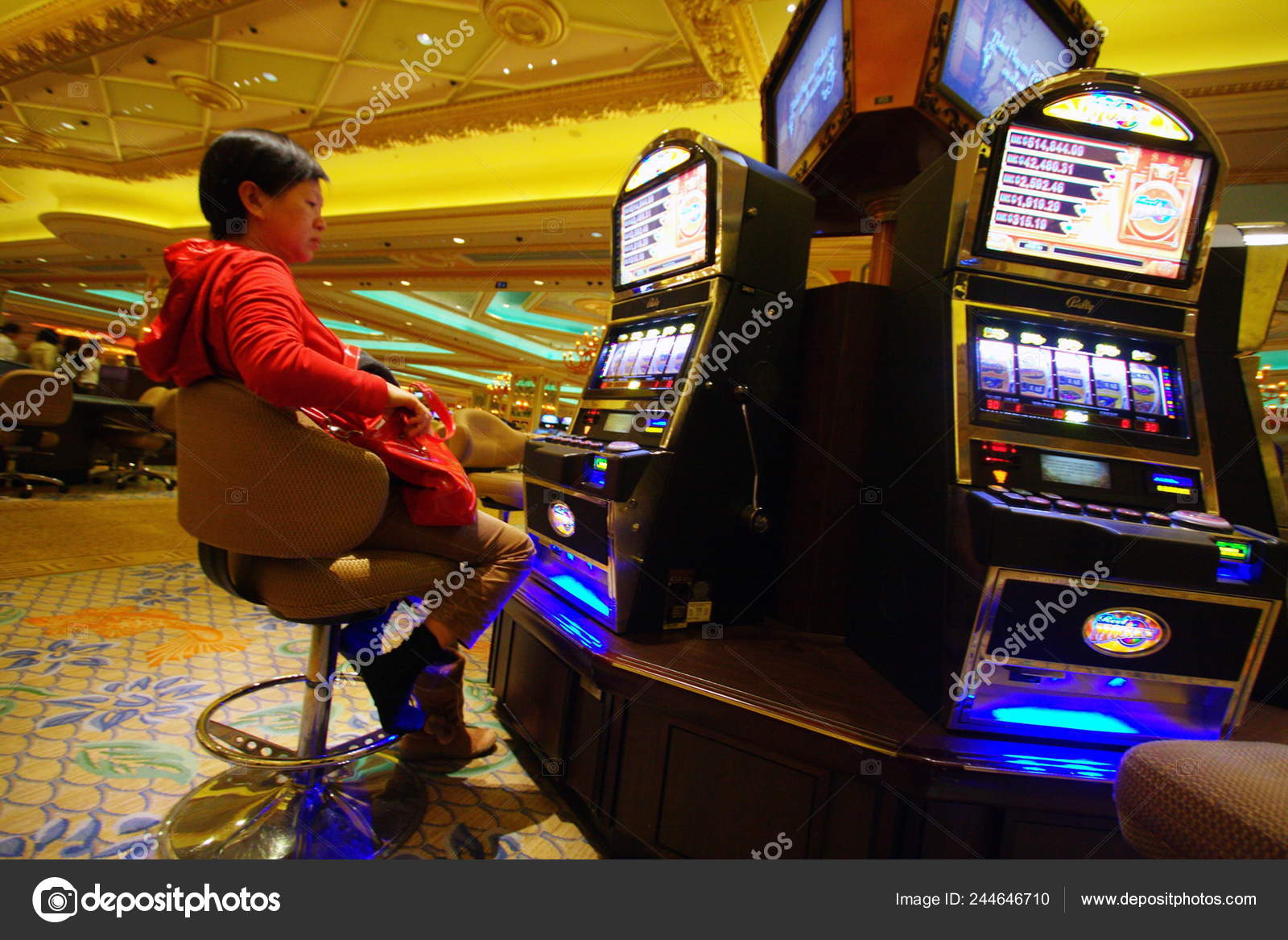 2009年12月9日中国澳门一家赌场的老虎机上玩玩—— 库存社论照片© IC Photo #244646710
