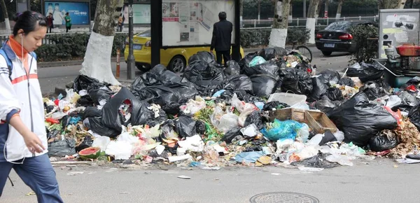 Pedestres Passam Pela Rua Cheia Lixo Nanjing Leste Província Chinas — Fotografia de Stock