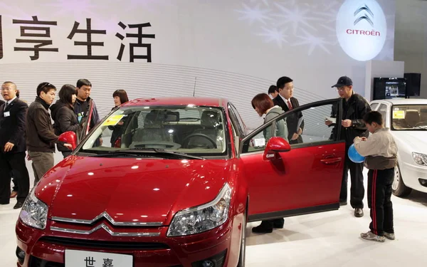 Návštěvníci Při Automatickém Představení Pekingu Číně Dubna 2010 Podívat Peugeot — Stock fotografie