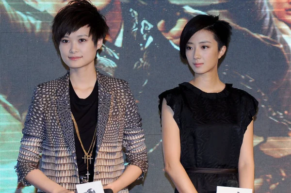中国の歌手および女優李宇春 および台湾の女優 Guey クワイ 倫美飛んで剣のドラゴン ゲート 中国での映画の記者会見に出席 2011 — ストック写真