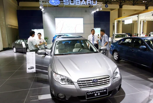 Visitantes Olham Para Outback Subaru Durante Show Automóveis Pequim China — Fotografia de Stock