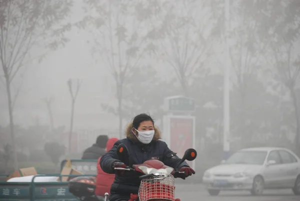 Una Mujer China Con Una Máscara Contra Los Ciclos Aire — Foto de Stock