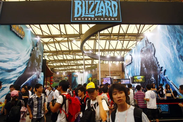 Los Visitantes Congregan Stand Blizzard Entertainment Durante China Digital Entertainment —  Fotos de Stock