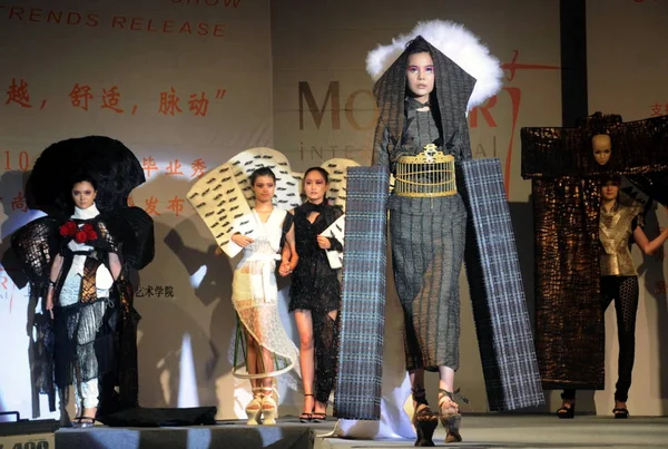 Modellek Felvonulás Megmutatni Alkotásait Diplomások Shanghai Egyetem Párizs Intézet Divat — Stock Fotó