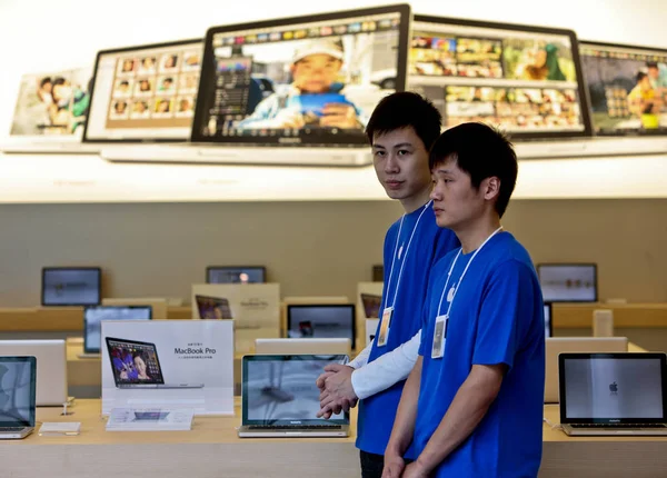 Προσωπικό Βρίσκεται Στο Apple Store Στην Οικονομική Συνοικία Λουτζιάζουι Στο — Φωτογραφία Αρχείου