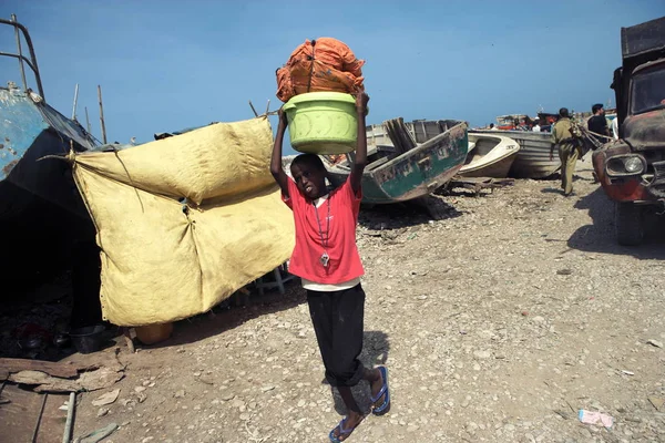 Somali Child Holding Basin Fish Head Walk Harbor Bosaso Boosaaso — Stock Photo, Image