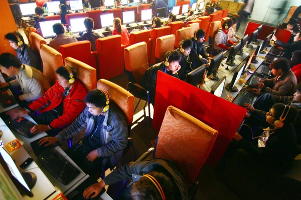 Çinli Internet Kullanıcıları Wuhu Şehirde Bir Internet Kafede Online Oyunlar — Stok fotoğraf