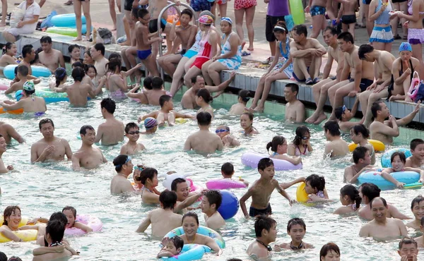 Lokala Kinesiska Invånare Svalka Swimmingpool Det Tryckande Vädret Luoyang City — Stockfoto