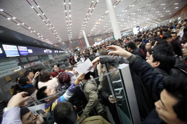 Пассажиры Толпятся Стойках Авиакомпаний После Отмены Рейсов Плотного Смога Пекинском — стоковое фото