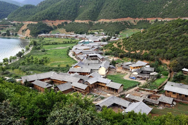 Widok Wioskę Lige Nad Jeziorem Lugu Lijiang Południowo Zachodnia Prowincja — Zdjęcie stockowe