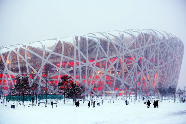 Les Résidents Chinois Passent Devant Stade National Connu Sous Nom — Photo