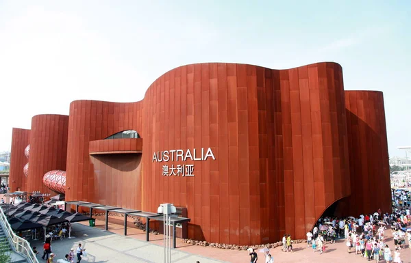 Посетители Проходят Мимо Австралийского Павильона Всемирном Выставочном Парке Шанхае Китай — стоковое фото