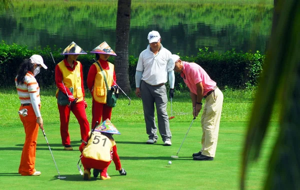 2009年11月8日 在中国海南省南部定安县南里湖国际高尔夫俱乐部举行的高尔夫球比赛中 一名高尔夫球手推射 — 图库照片