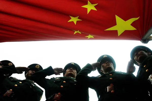 Veteraner Från Väpnade Polisen Saluter Den Kinesiska Flaggan Hangzhou East — Stockfoto