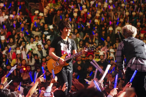 台湾のロックバンドのメーデーのモンスターとして知られている温香李 メーデー2012ワールドツアー中にコンサートで演奏 月2011 — ストック写真