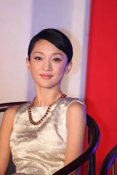 2010 本当の伝説 彼女の新しいフィルムのプリミアの間中国の女優周迅のポーズします — ストック写真