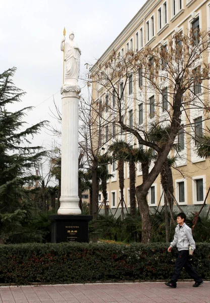 Estudante Passa Pela Estátua Deusa Mítica Grega Atena Campus Universidade — Fotografia de Stock
