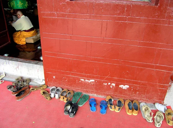 2005年5月28日 在中国西南部的四川省成都市昭和寺 僧侣们正在读经文的大厅外看到僧侣的鞋子 — 图库照片