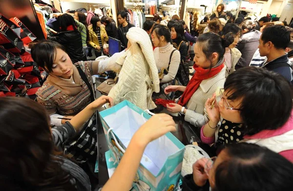 2009年11月19日 中国浙江省東部寧波のデパートで プロモーション中に衣料品を買い物する顧客 — ストック写真