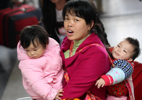 Китаянка Носит Своих Детей Ожидании Поезда Железнодорожном Вокзале Дунгуань Время — стоковое фото