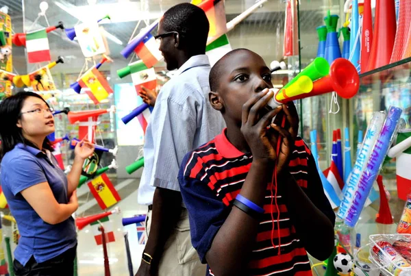 Enfant Africain Tente Une Vuvuzela Tandis Marchand Chinois Négocie Avec — Photo