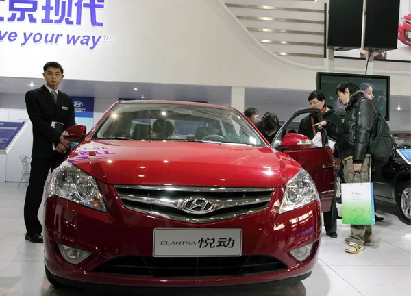 Επισκέπτες Έχουν Δυνατότητα 2009 Επιδείξουν Ένα Hyundai — Φωτογραφία Αρχείου