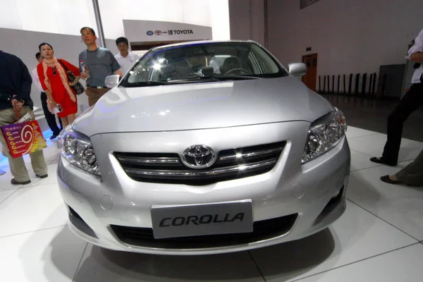 Visitantes Olham Para Toyota Corolla Durante Uma Exposição Automóveis Jinan — Fotografia de Stock